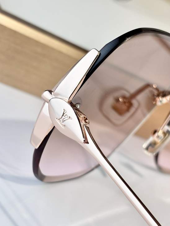 Picture of Louis Vuitton Sunglasses _SKUfw80880254fw